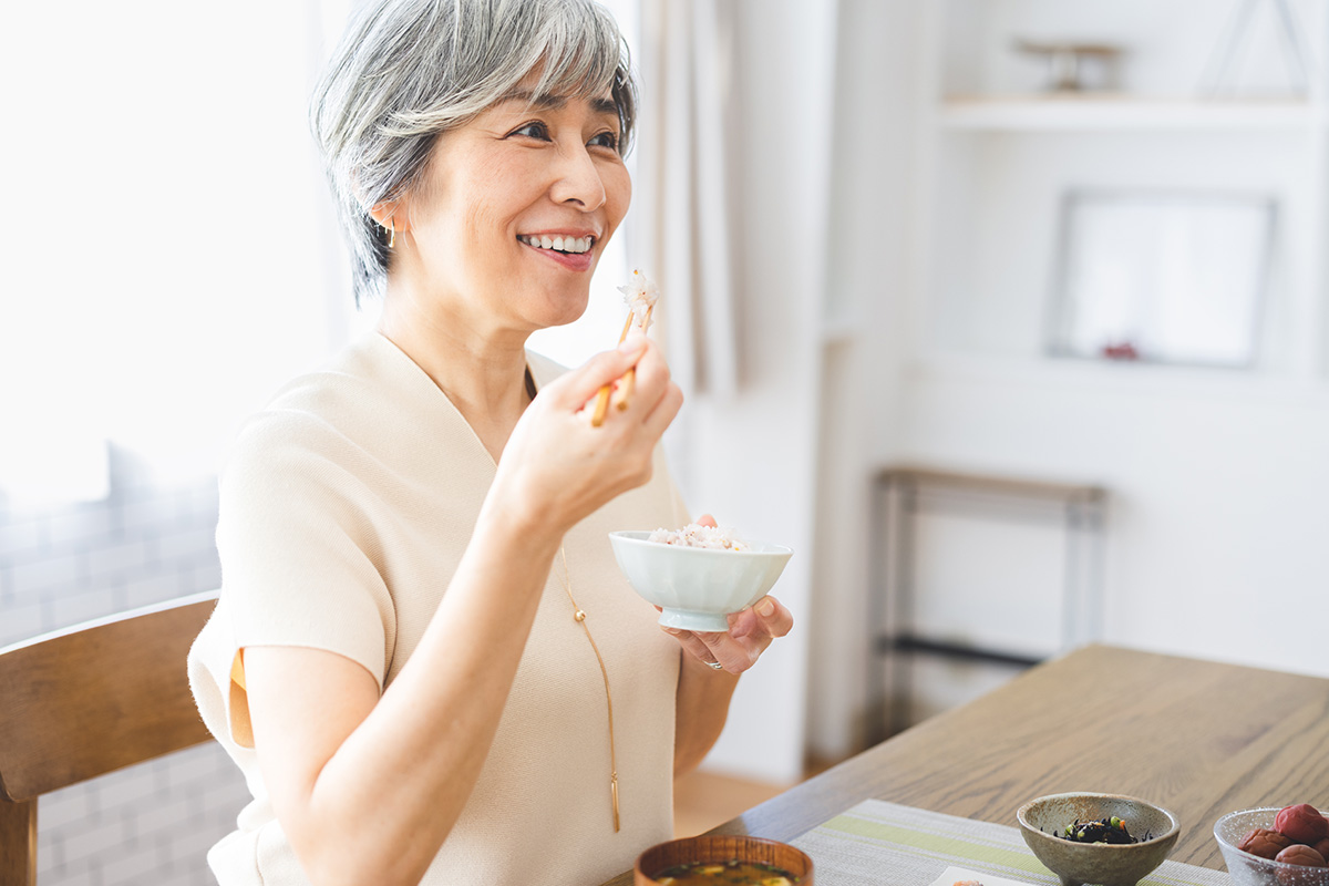 年輩の方が食事を楽しむ様子